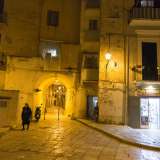 A dominare la piazza ci sono due storici archi: quello Alto e Basso, che permettono l�ingresso a Bari Vecchia tra case bianche, scalette e ballatoi